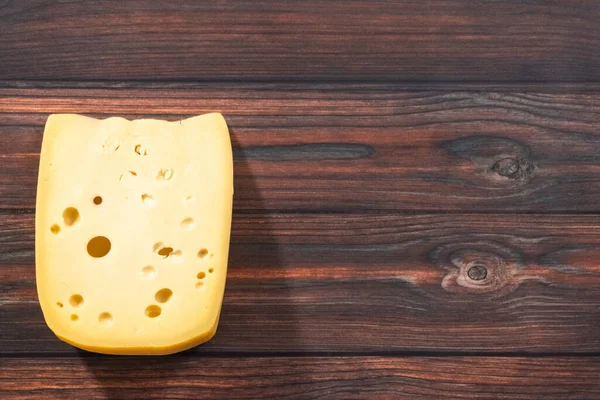 Плоский Лежал Большой Клин Полумягкого Полуобезжиренного Швейцарского Сыра Темном Деревянном — стоковое фото