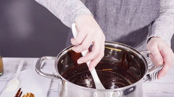 차근차근 조리용 냄비에 재료를 초콜릿 푸지를 만든다 — 스톡 사진