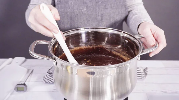 차근차근 조리용 냄비에 재료를 초콜릿 푸지를 만든다 — 스톡 사진