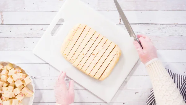 Acostado Paso Paso Cortar Caramelo Casero Fudge Caña Una Tabla — Foto de Stock