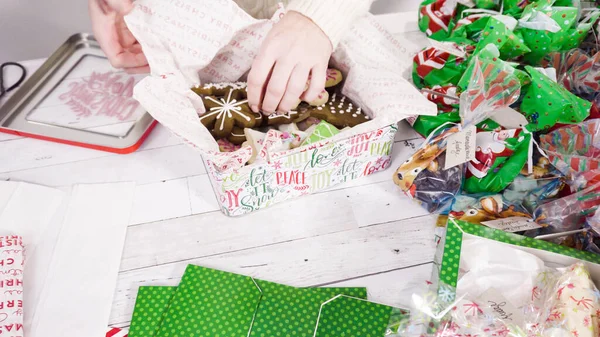 Lépésről Lépésre Házi Készítésű Karamella Süti Csomagolása Karácsonyi Ajándékdobozba — Stock Fotó