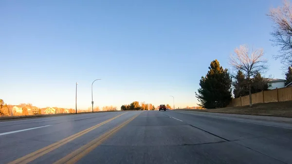 郊外アメリカの典型的な舗装道路での運転 — ストック写真