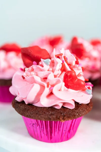 Pastelitos Terciopelo Rojo Con Glaseado Crema Mantequilla Italiana Rosa Decora — Foto de Stock