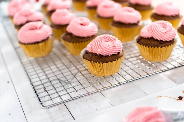 Cupcakes Chocolate Glaseado Con Crema Queso Crema Frambuesa —  Fotos de Stock