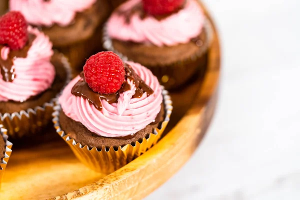 Gourmet Chocolade Frambozen Cupcakes Besprenkeld Met Chocolade Ganache Bedekt Met — Stockfoto