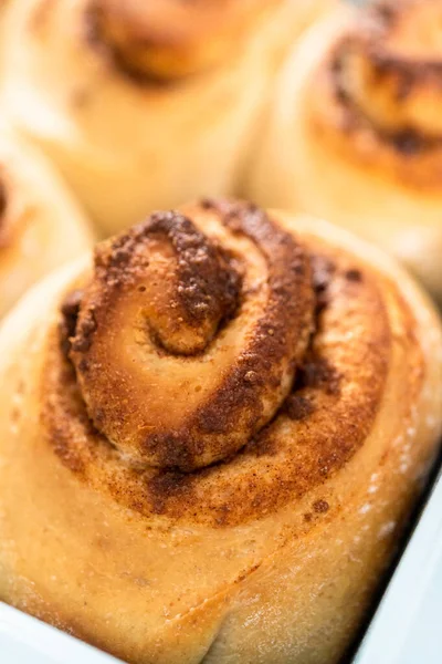 Vers Gebakken Kaneelbroodjes Een Blauwe Bakvorm — Stockfoto