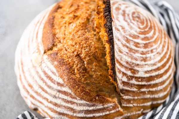 Taze fırınlanmış buğday ekmeği ekmeği ve ekmek koruma sepetinden işaretler..