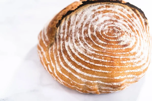 Taze fırınlanmış buğday ekmeği ekmeği ve ekmek koruma sepetinden işaretler..