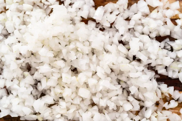 Tahtada organik sarı soğan doğruyorum..