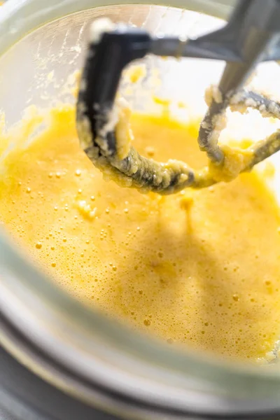 Limonlu kek için hamura malzemeleri karıştırıyorum..