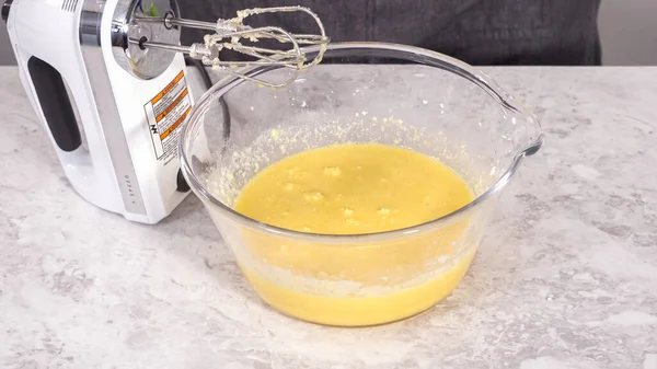 Adım adım. Kırmızı kadife kek hazırlamak için karıştırma kabındaki malzemeleri karıştırıyorum..