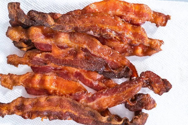 Cooked Bacon Strips White Tray Paper Towel — Stock Photo, Image