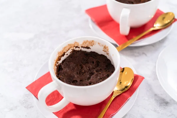 焼きたてのチョコレートマグカップ白カップケーキ — ストック写真