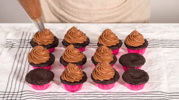 Step Step Piping Chocolate Ganache Frosting Top Chocolate Cupcakes — Foto Stock