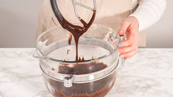 Steg För Steg Piska Choklad Ganache Med Elektrisk Köksblandare — Stockfoto