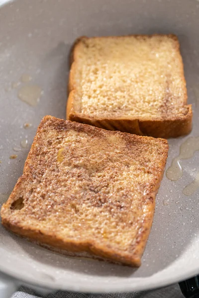 Friggere Pane Tostato Francese Una Padella Antiaderente — Foto Stock