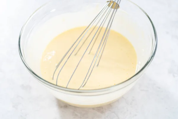 Zutaten Einer Gläsernen Rührschüssel Mischen Juli Kuchen Mit Schokosternen Backen — Stockfoto