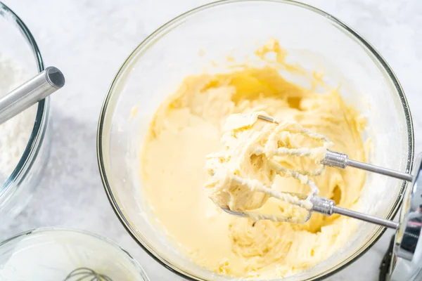 Mengen Van Ingrediënten Een Glazen Mengkom Bakken Juli Bundt Cake — Stockfoto