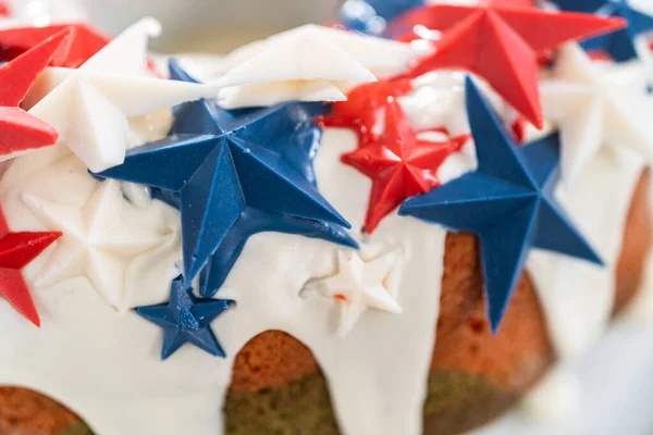 Juli Bundt Cake Bedekt Met Een Vanille Glazuur Versierd Met — Stockfoto