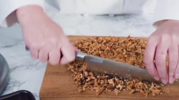 Passo Dopo Passo Noci Tritate Con Coltello Cucina Tagliere Legno — Video Stock