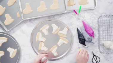 Düz yatıyordu. Buzlu buz pateni şekilli şeker kurabiyeleri ve kraliyet kreması..