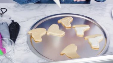 Düz yatıyordu. Buzlu buz pateni şekilli şeker kurabiyeleri ve kraliyet kreması..