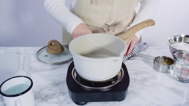 Karameliserende Suiker Een Kleine Kookpot Boven Het Kleine Elektrische Fornuis — Stockvideo