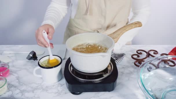 Karameliserende Suiker Een Kleine Kookpot Boven Het Kleine Elektrische Fornuis — Stockvideo