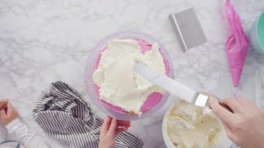 Beyaz İtalyan kremalı, yuvarlak funfetti keki..