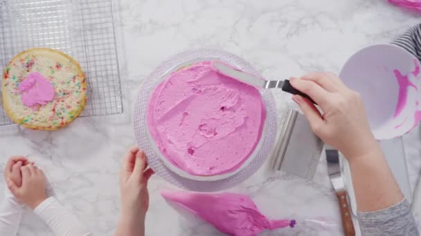 Frosting Ronde Funfetti Cake Met Witte Italiaanse Boterroom Glazuur — Stockvideo