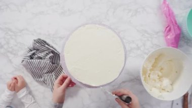 Adım adım. Yuvarlak funfetti pastasını pembe ve beyaz fondant kar taneleriyle süslüyorum..