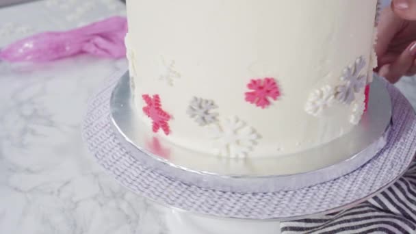 Stap Voor Stap Decoratie Van Ronde Funfetti Cake Met Roze — Stockvideo