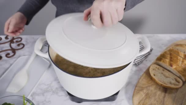 Koken Vegetarische Witte Bonensoep Gietijzeren Hollandse Oven — Stockvideo