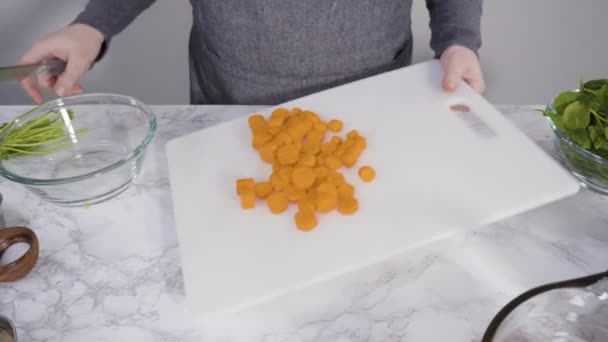 Cortar Zanahorias Orgánicas Una Tabla Cortar Blanca — Vídeo de stock