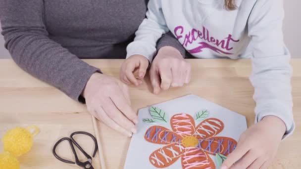 Kleines Mädchen Lernt Nähen Mit Nähset Für Kinder — Stockvideo