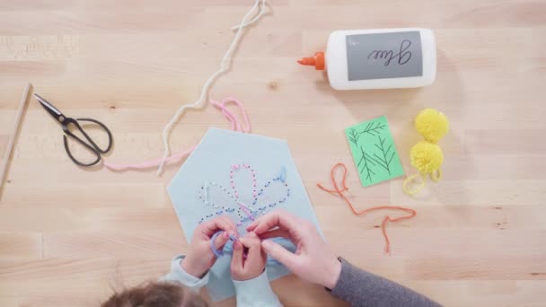 Dívka Učí Jak Šít Šití Řemeslné Sady Pro Děti — Stock video