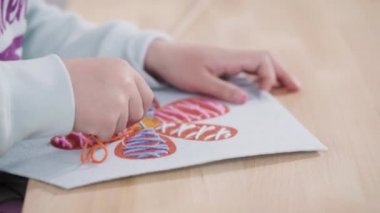 Küçük kız dikiş setiyle dikiş dikmeyi öğreniyor..