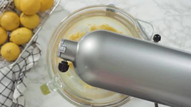 Adım adım, limonlu kekin malzemelerini karıştırıyorum..
