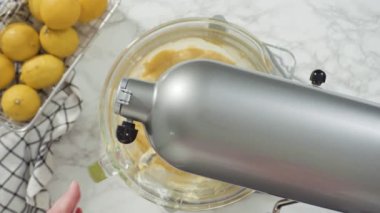 Adım adım, limonlu kekin malzemelerini karıştırıyorum..
