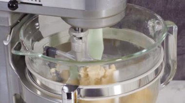 Adım adım, limonlu kekin malzemelerini karıştırıyorum..