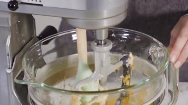 Adım adım, limonlu kekin malzemelerini karıştırıyorum..