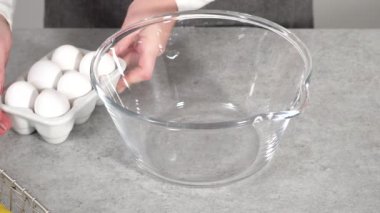 Adım adım, limonlu kekin malzemelerini karıştırıyorum..