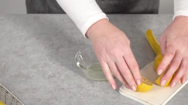 Adım adım, limonlu kekin malzemelerini karıştırıyorum..
