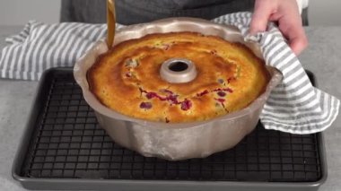 Adım adım, limonlu kekin malzemelerini karıştırıyorum..