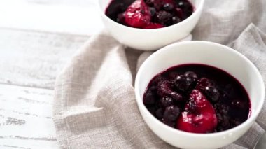 Adım adım. Donmuş böğürtlenlerin karışımını yapışmaz bir tencerede hazırlıyorum..