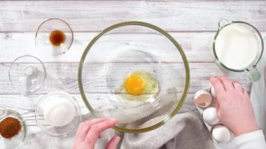 Karışık böğürtlen ve pudra şekerli Fransız tostu yapmak..