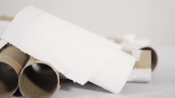 Gebrauchte Leere Toilettenpapierrollen Auf Grauem Hintergrund — Stockvideo