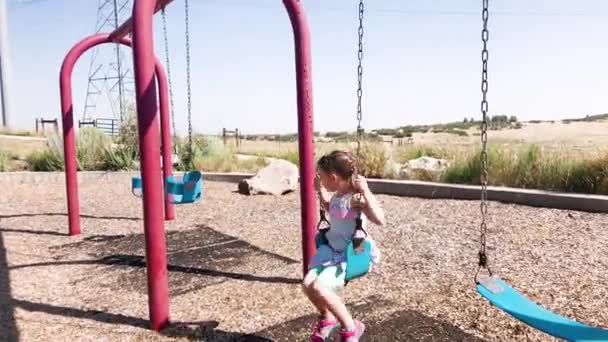 Niña Jugando Columpios Parque Infantil Los Suburbios — Vídeos de Stock