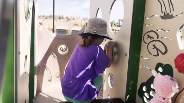 Mała Dziewczynka Bawiąca Się Nowoczesnym Placu Zabaw Dla Dzieci Przedmieściach — Wideo stockowe