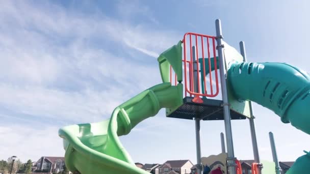 Niña Jugando Parque Infantil Moderno Los Suburbios Día Caluroso Verano — Vídeo de stock